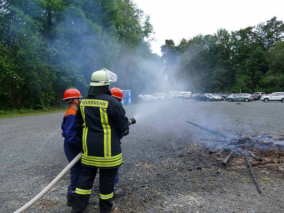 Entzünden des Johannifeuers (Foto: Karl-Franz Thiede)